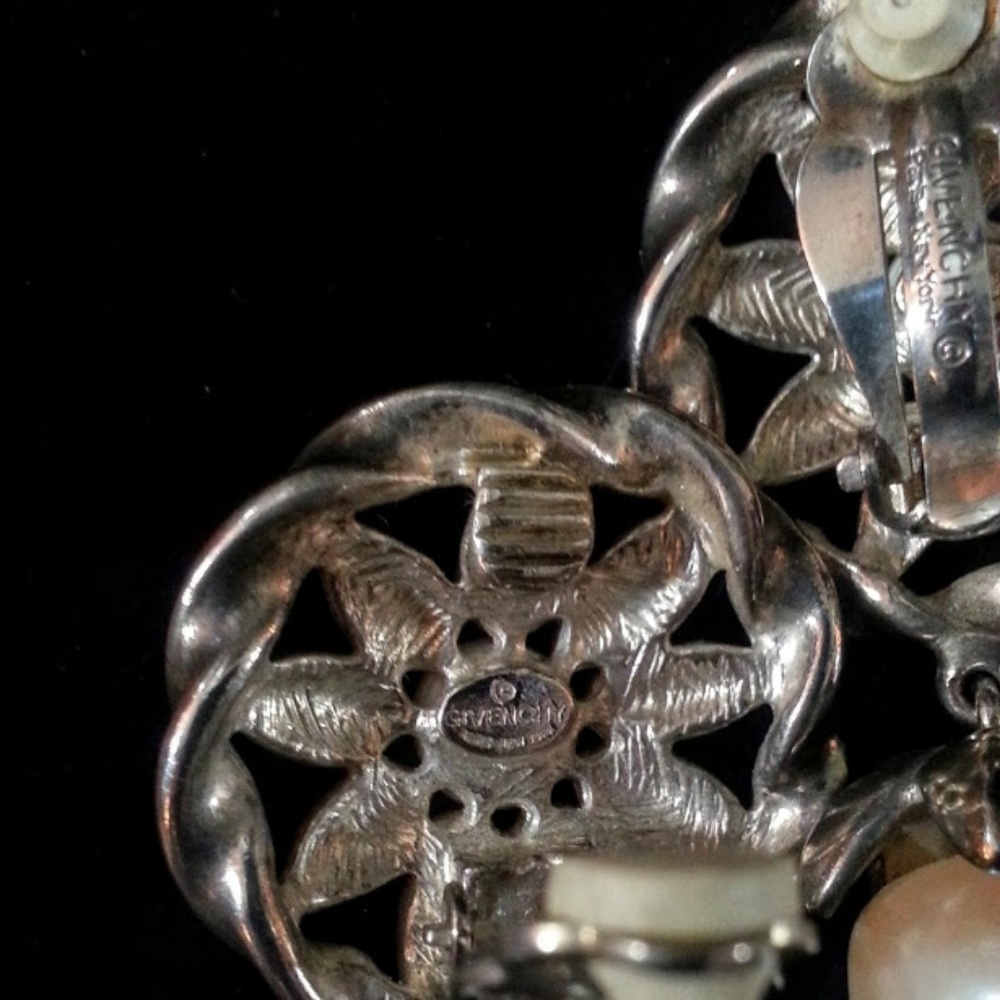 Givenchy Vintage silver plated wheel w/pearl dangle clip-on earrings 2" RARE - Picture 5 of 5